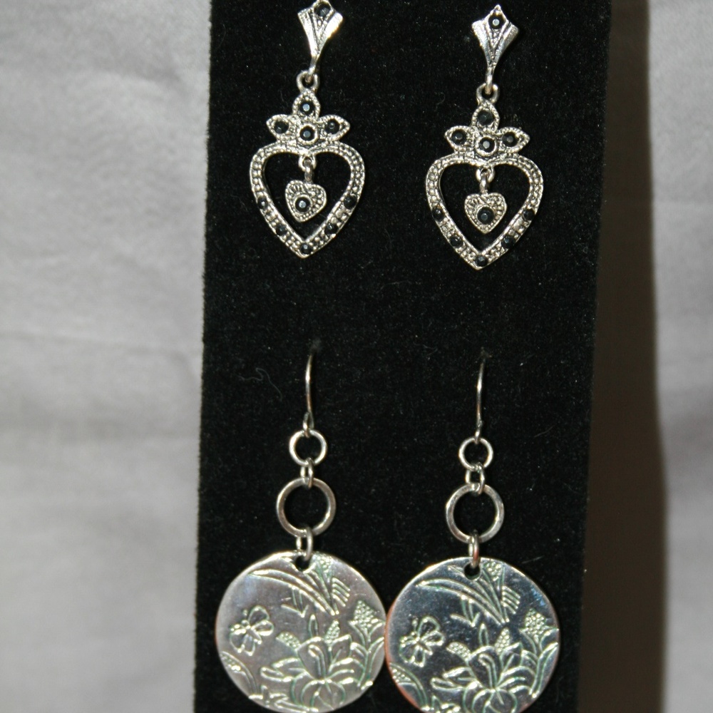 2 pairof Earrings